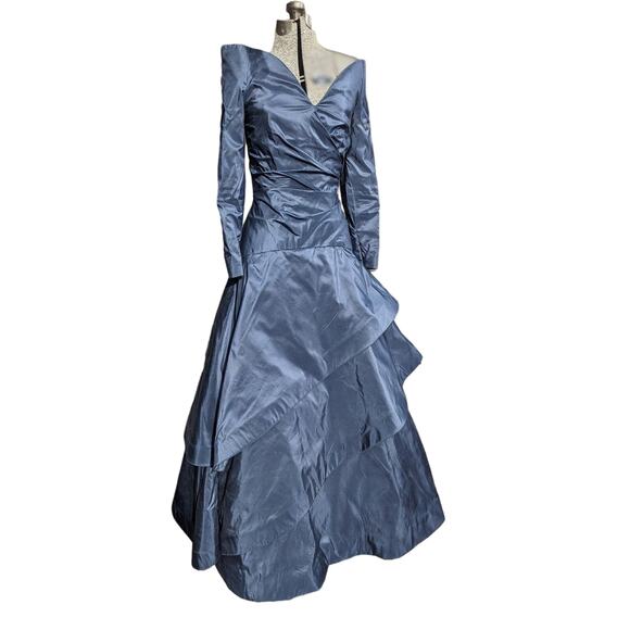 Scaasi Boutique Evening Gown
Vintage. Gorgeous Blue!! - Picture 4 of 12